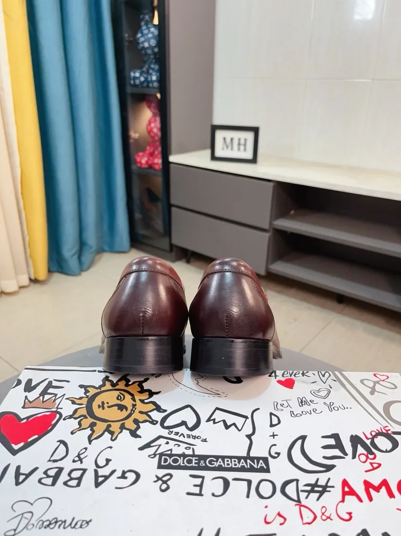 Men's shoes 💰540🌸🌸 [DG Dolce & Gabbana] High-end customized leather shoes. The upper is made of imported calf leather. Original hardware. I believe you will be impressed from the first time you see it. The avant-garde atmosphere can no longer fully interpret its elegance. AAA grade rubber outsole is super comfortable. The original cover last of the counter ensures its original version and quality. The upper is simple and the cowhide lining ensures its comfort and breathability. A pair of truly good shoes has its own unique soul, famous quality, and the first choice for successful people. Regular size 38-44 (45 customized)